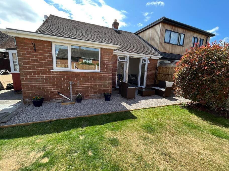 Idyllic Bungalow, Ideal Location In West Lancashire Burscough Bagian luar foto