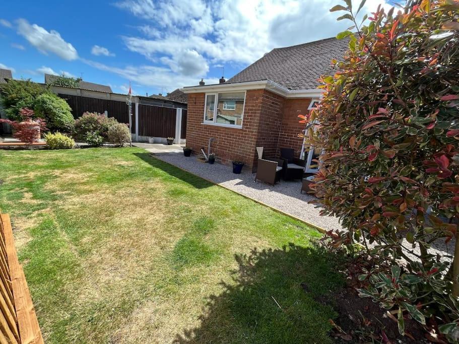 Idyllic Bungalow, Ideal Location In West Lancashire Burscough Bagian luar foto